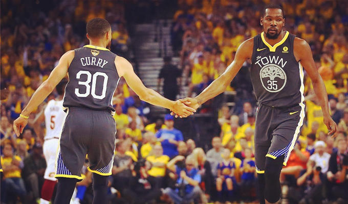 双GOAT同场封神！回顾75大乔丹、詹姆斯压轴亮相掌声雷动，同等级的荣耀