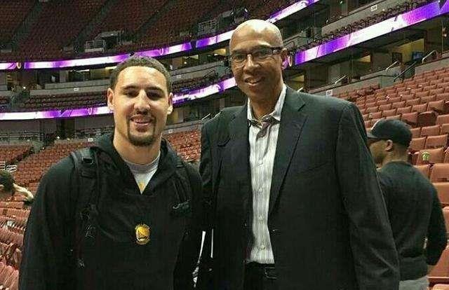 欧文突破防守助攻队友制胜