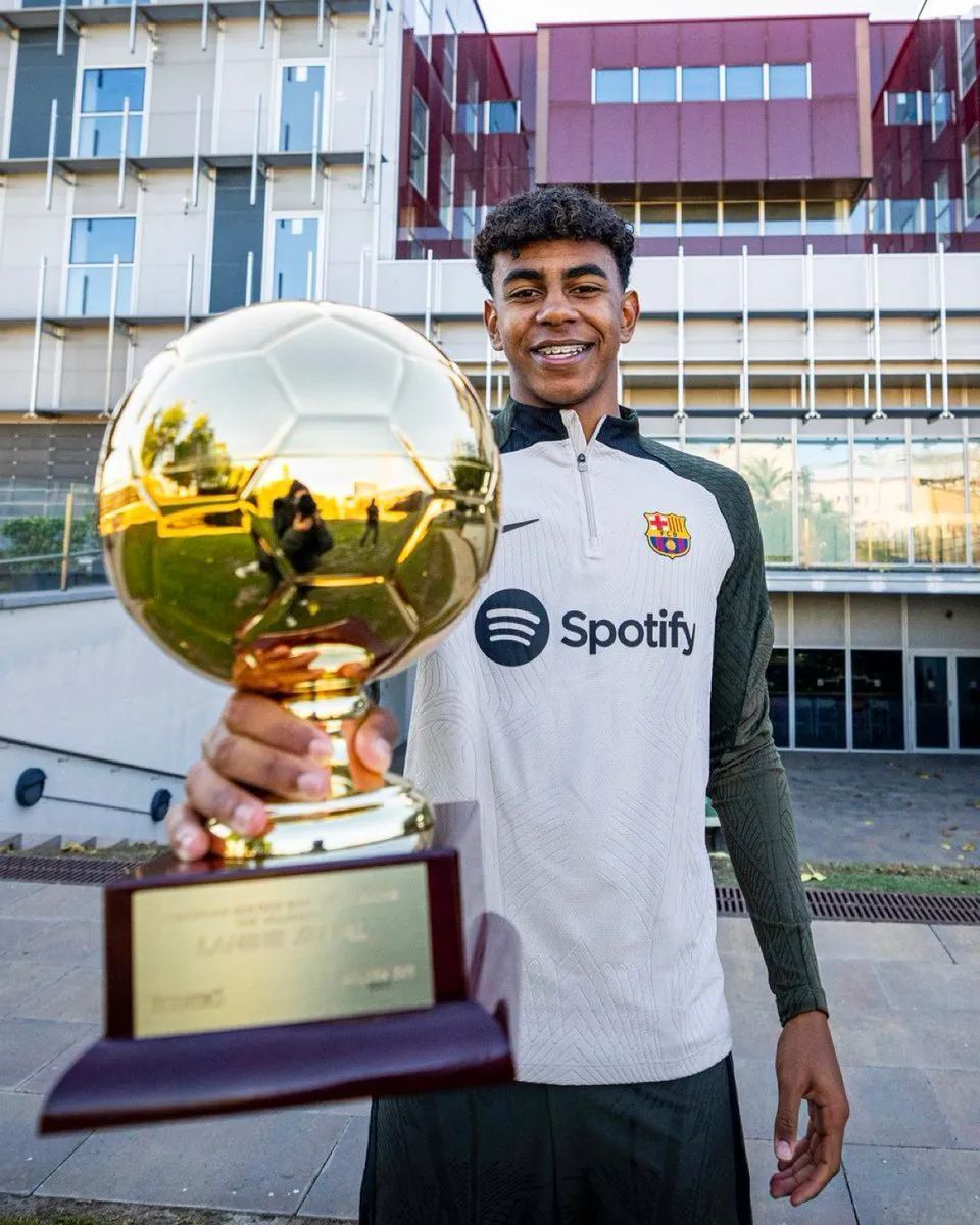 [中超]上海海港夺得2025赛季中超冠军