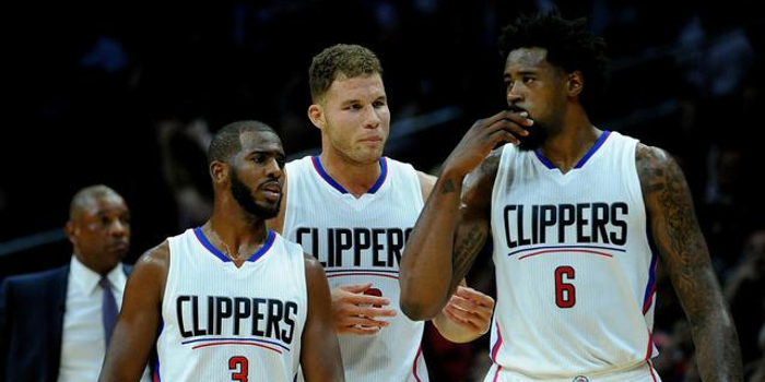 青训小将破门后被队友高高举起